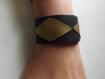 Bracelet manchette graphique en cuir noir et dorée , ethnique , glamour 