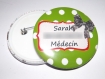 1 badge 58 mm texte medecin, infirmière ,nom prenom,personnalisable,vert pois et noeud 
