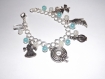 Tres jolie bracelet créateur à breloque argenté, so women , chapeau,parfum,perle de verre,ton bleu et blanc 