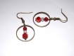 Boucle d'oreille createur, cercle bronze,ton rouge,perle cristal et jade, (autre couleur de perle possible selon stock) 
