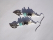 Bijou de créateur boucle d'oreille pendante argenté , perle verre bleu et blanche, perle hematite noir , feuille 