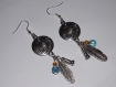 Bijou de créateur boucle d'oreille coloris argenté, "esprit sioux" ,ethnique , plume, perle cristal orange verre bleu 