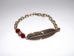 Jolie bracelet plume ethnique , bronze avec perle cristal rouge 