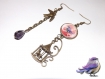 Bijou de créateur , boucle d'oreille ,cabochon en verre perle cristal,oiseau plume bleue et violette 