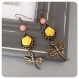 Boucle d'oreille bronze fleur jaune, perle pêche et libellule 