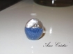 Bague en verre dôme oval microbilles bleues