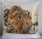 Magnifique coussin satiné imprimé d'un superbe jaguar 