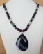 Collier mi-long en agates violettes et perles de jade vert et blanc 