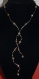 Collier ras du cou composé de perles de cristal orangées 