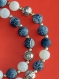 Sautoir en perles d'agate dépolie bleues et blanches 