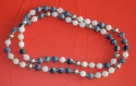 Sautoir en perles d'agate dépolie bleues et blanches 