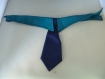 Collier faux col avec cravate en tissu bleu et vert 