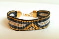 Bracelet en perles miyuki tressées motif central triangle, couleurs noir doré et blanc 