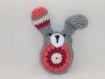 Porte clé lapin de pâques gris, écru, corail et rouge au crochet 