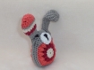 Petit lapin de pâques gris, écru, corail et rouge au crochet 