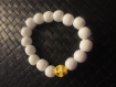 Bracelet perles blanc et tète de mort jaune