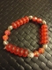 Bracelet perles en verre givré rouge, perles en plastique et charm's 