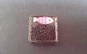 Bouton carré "paillettes noires & petit poisson bleu rayé rose" - moyen format 