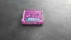 Bouton carré "paillettes violettes & petit poisson bleu rayé violet" - moyen format 