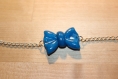 Bracelet en métal argenté avec son noeud en fimo bleu 