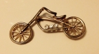 Broche vélo en métal doré avec ses trois strass 