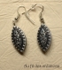 Boucles d'oreilles pendantes perles blanches avec motifs ethniques noirs 