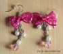 Boucles d'oreilles pendantes noeud rose à pois blancs, ses perles blanches et roses transparentes 