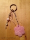 Porte clef fleur à motifs en fimo rose quartz et ses perles 