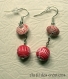 Boucles d'oreilles pendantes perles blanches à motifs rouges 