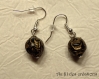 Boucles d'oreilles pendantes perles rondes motif ethniques noires et dorées 
