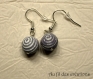 Boucles d'oreilles pendantes perles rondes motif spirale mauves/blanches 