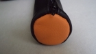 Trousse cylindrique en skaï noir et joues cuir orange
