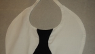 Bavoir tissu blanc cravate noire 