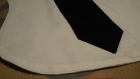 Bavoir tissu blanc cravate noire 