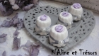 Quatre minis cannelés en plâtre blanc décorés dans leur coupelle en faïence grise en forme de coeur / envoi gratuit 