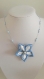 Collier avec fleur bleue et blanche et tissu 