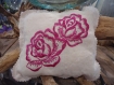 Coussin en lin brodé fleur rose fushia 