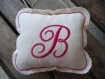 Coussin en lin brodé, pic aiguilles alphabet b 