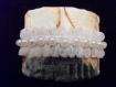 Bracelet rigide en métal recouvert de tissu et orné de perles( style rétro) 