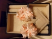 2 barrettes -pinces en forme de fleur en ruban rose saumon 
