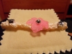 Petit bracelet rose en ruban crocheté décoré de perles 