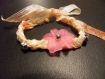 Petit bracelet rose en ruban crocheté décoré de perles 