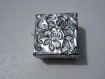 Petit coffret argenté décoré d'un motif floral 