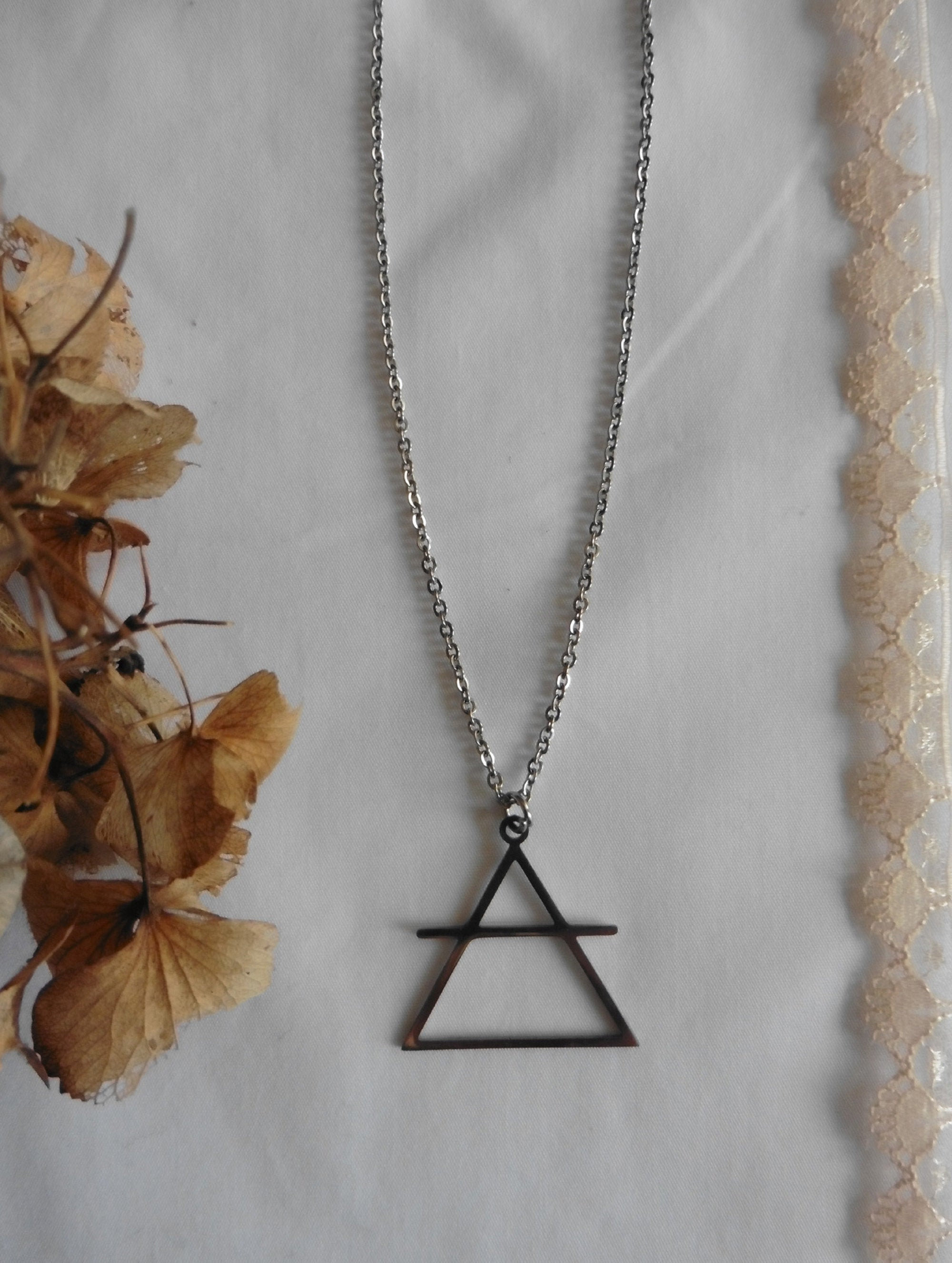 Collier occulte symbole air triangle barré, ésotérique, magie, alchimie,  elément, wicca, gothique, sorcière, pagan, sorcellerie, minimaliste : par  frogsandprinces