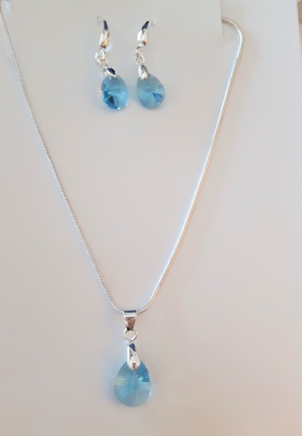 Parure Swarovski bleu ciel et argent Parure Swarovski bleu ciel et argent