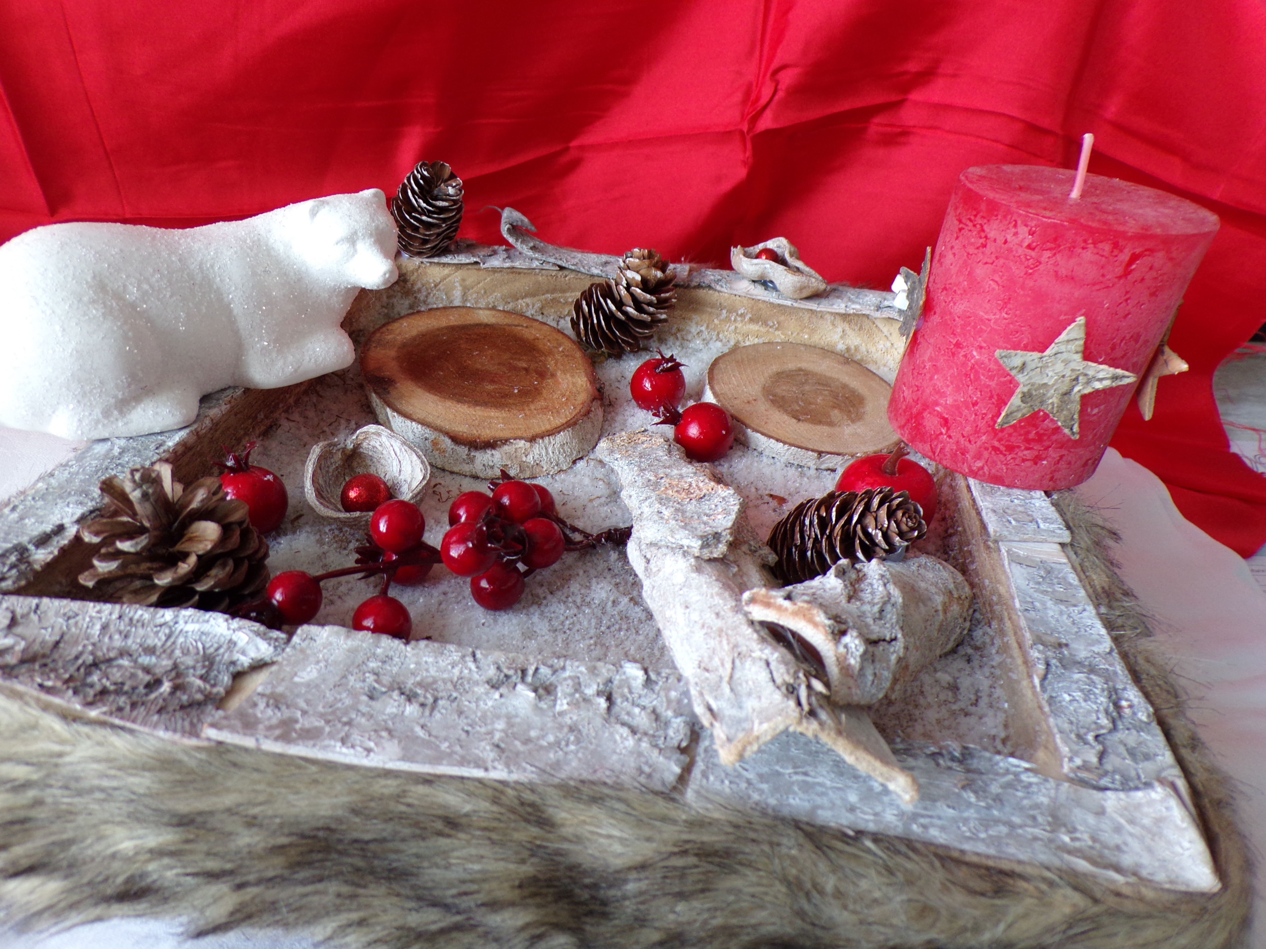 Centre de table Noël : bougies naturelles et décorations en bois - Côté  Maison