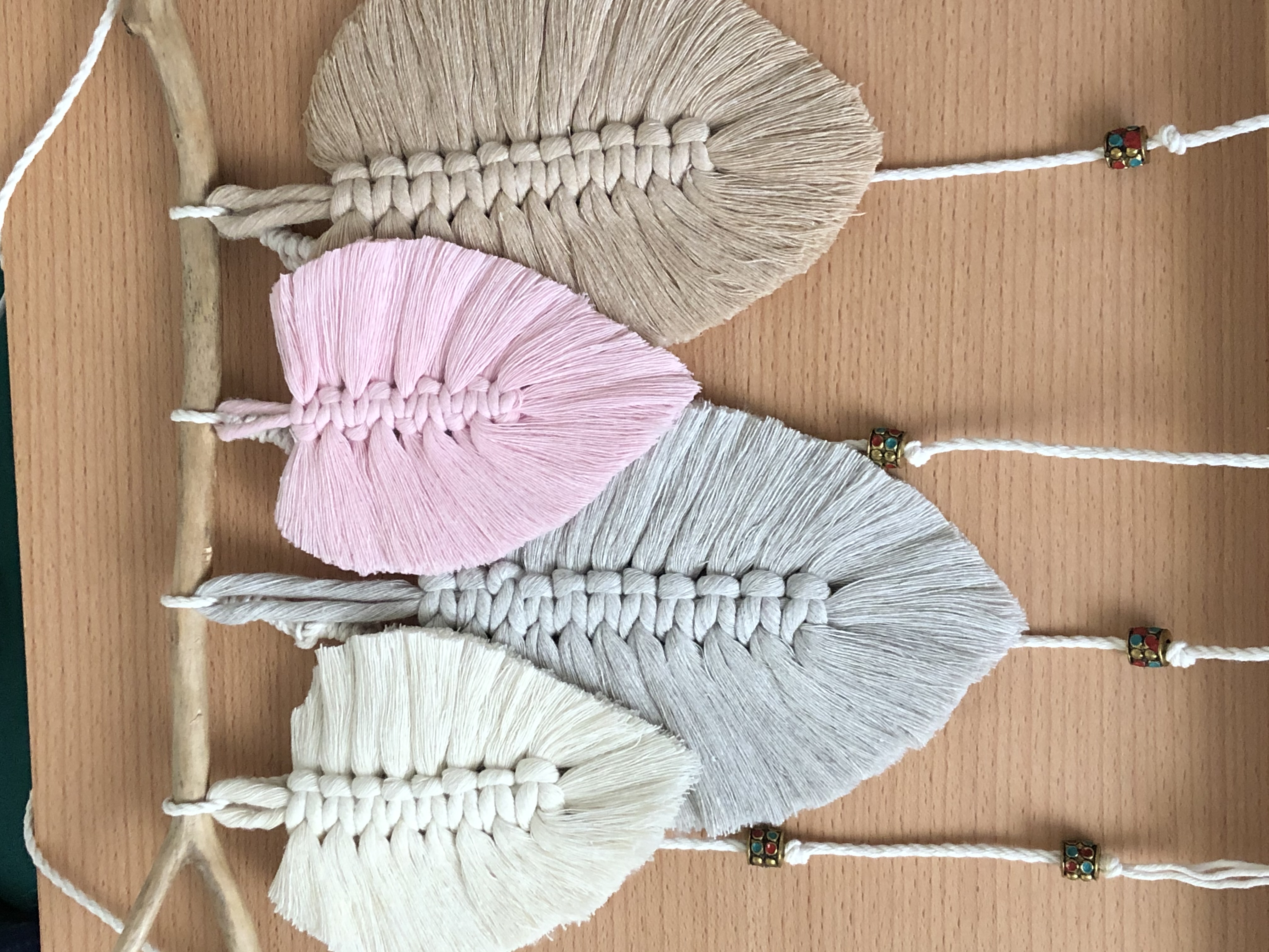 Macramé plume : maison-et-deco-creations-tissees-en-perles par akiacrea