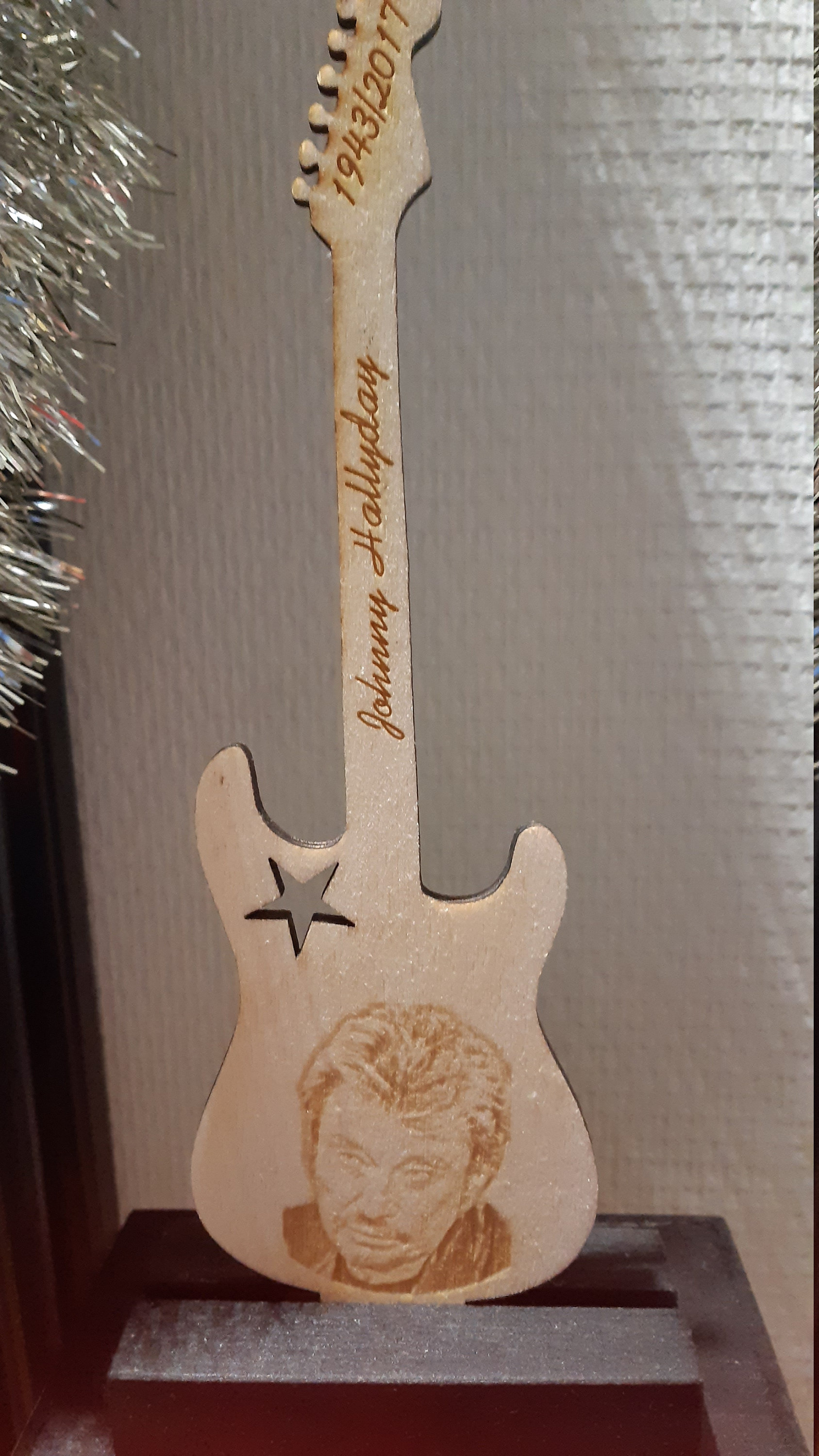 Gravure sur ardoise du célèbre Johnny Hallyday avec sa signature