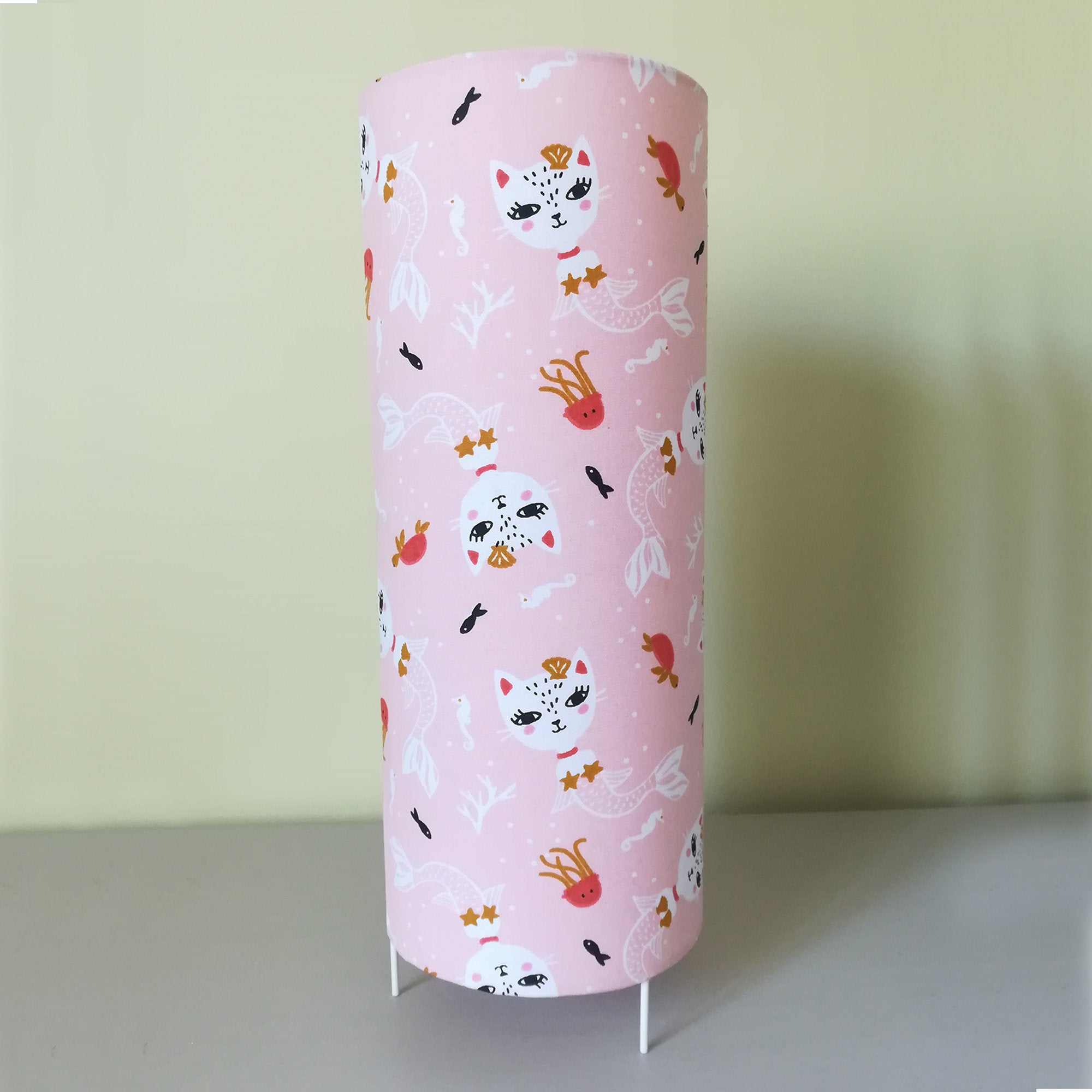 Lampe Originale Chic Et Moderne A Poser Lampe De Chevet Luminaire Abat Jour Tissu Motif Chat Sirene Rose Luminaires Par Helumi Luminaires Deco Lampe Originale Chic Et Moderne A Poser Lampe De Chevet Luminaire Abat Jour Tissu Motif Chat Sirene Rose Luminaires Par Helumi Luminaires Deco