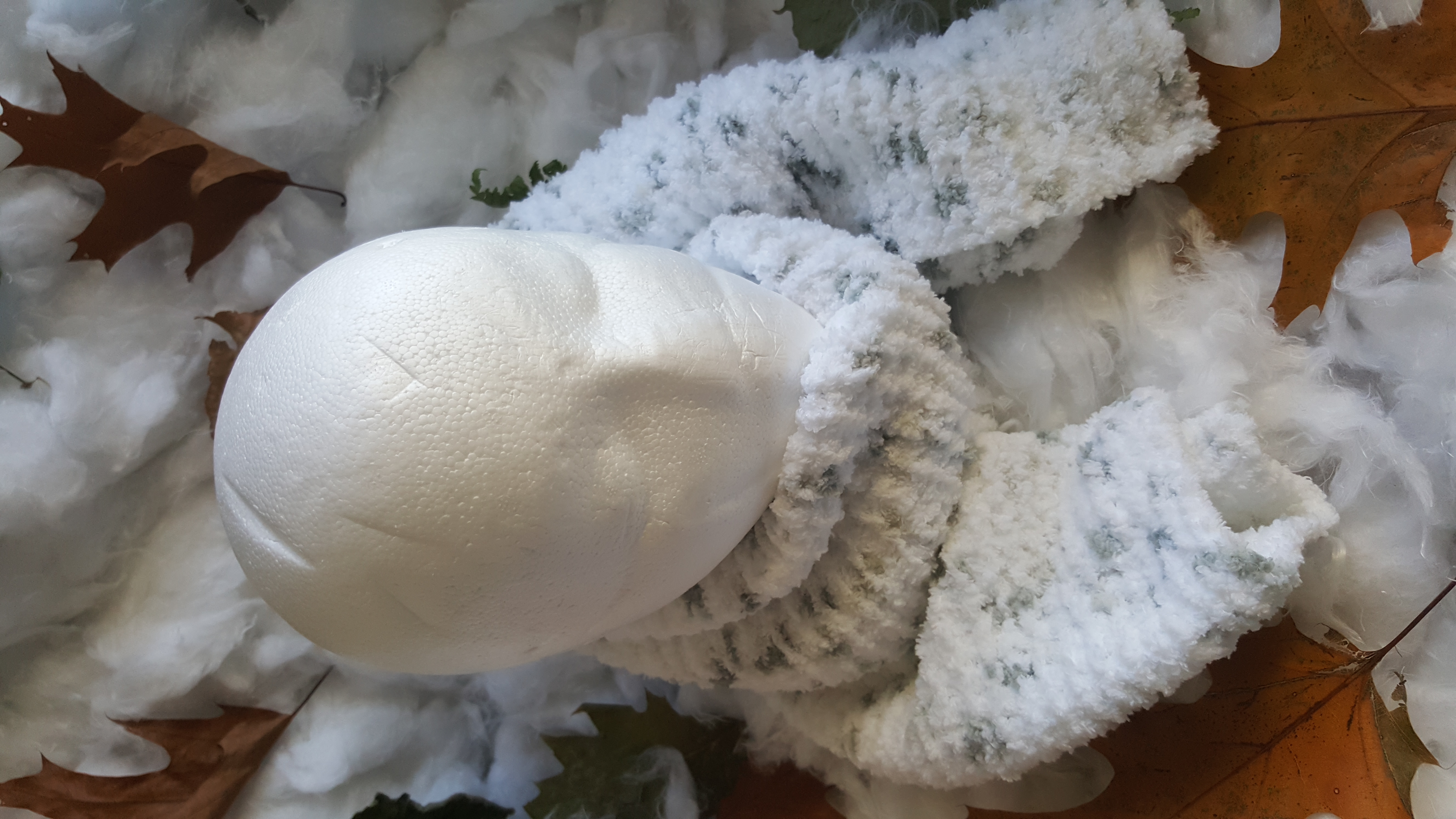 Echarpe adulte en laine chenille , blanche et grise .toute en